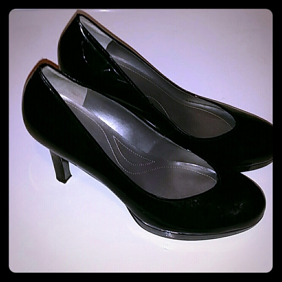 **Sold**Shiny black Tahari heels