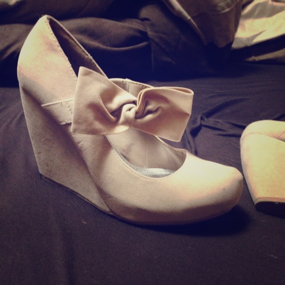Cream Wedges With Bow - Picture 1 of 4