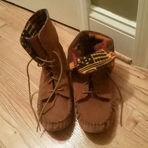 Size 10 tan lace up moccasins