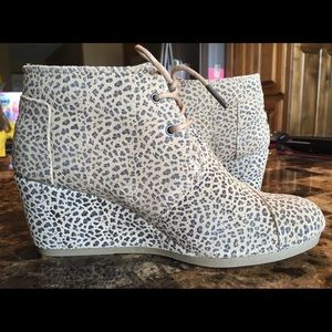 *BNWOB* TOMS Womens Suede Desert Wedge