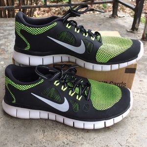 🚨FINAL PRICE DROP🚨 Volt/Black Nike Free 5.0