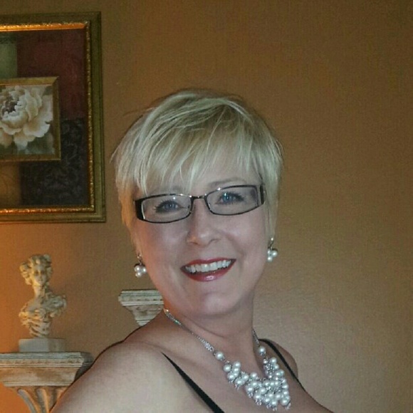 Meet your Posher, Candice - Picture 2 of 2