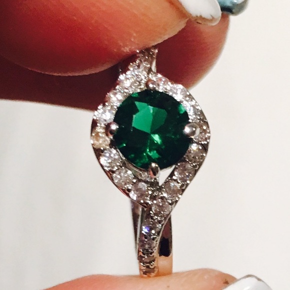 Jewelry - Emeraldesque and crystal ring