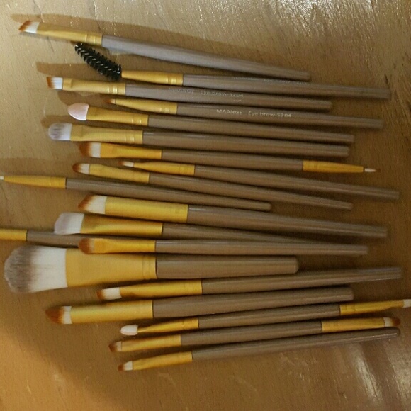 **SOLD Brand New 20 Brush Set Black or Gold