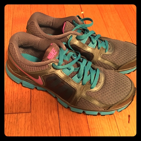Women's size 10 Nike Dual Fusions