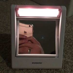 Cordless lighted cosmetic mirror