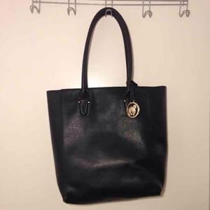 DISCOUNTED SHIPPING** Black shoulder bag DISCOUNTED SHIPPING** Black shoulder bag