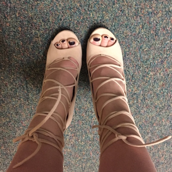 Strappy high heels - Picture 2 of 4