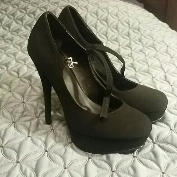 Black Pumps. Suede.