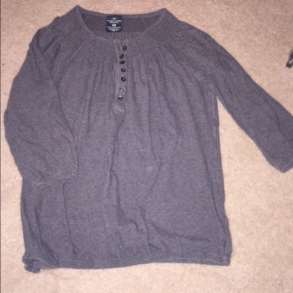 Gray shirt with quarter length sleeves