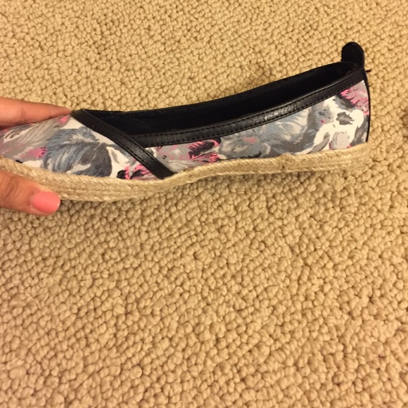 *WORN ONLY ONCE* flats - Picture 2 of 4