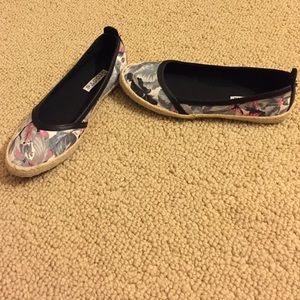 *WORN ONLY ONCE* flats