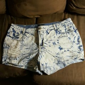 Riped denim shorts