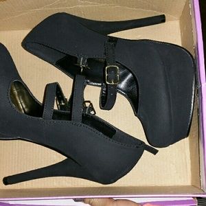 Selling brand new heels never worn