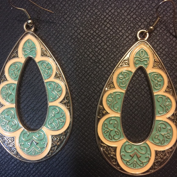 Gold and teal earnings.