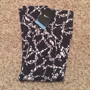 Nike Legend Tight Fit Capris