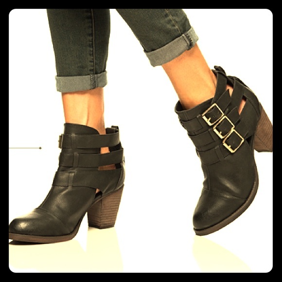 🤓 Buckle Booties!