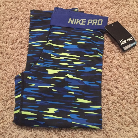 Nike Pro Capris - Picture 2 of 4