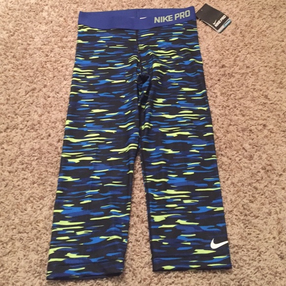 Nike Pro Capris - Picture 3 of 4