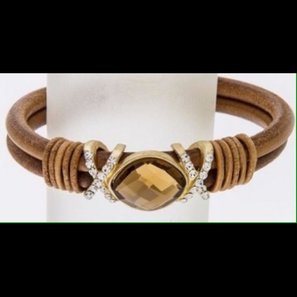 Genuine leather bracelet with rhinestones.