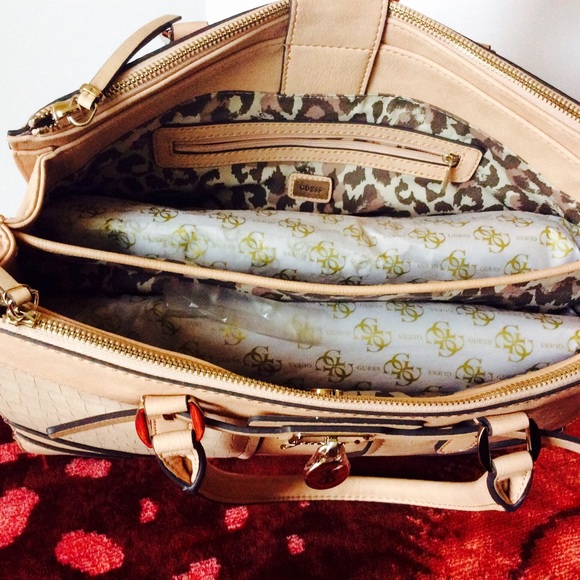 🚫SOLD🚫🆕 !AUTHENTIC Nude Guess tote bag.*NEW* - Picture 3 of 4