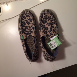 SOLD❌ leopard print sanuk sandals NWT💝