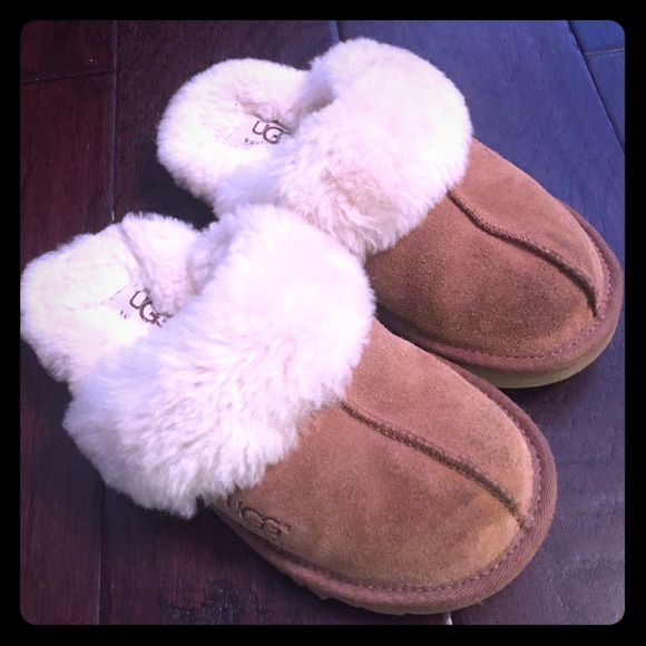 Like new, excellent condition youth UGG slippers!