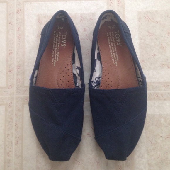 Navy blue TOMS size 6