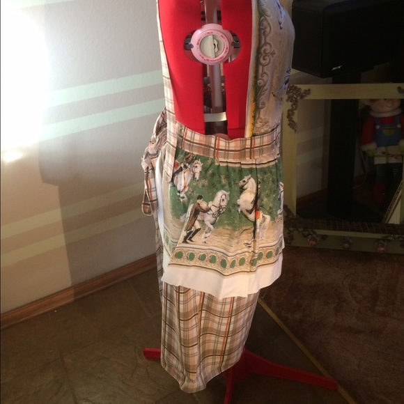 Vintage tablecloth with horses made into a apron - Picture 2 of 3