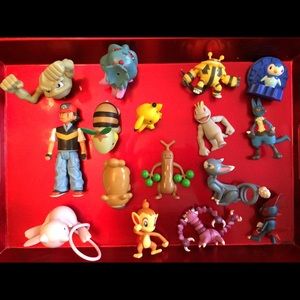 POKEMON LUNCHBOX WITH 15 Pokemon  action figures