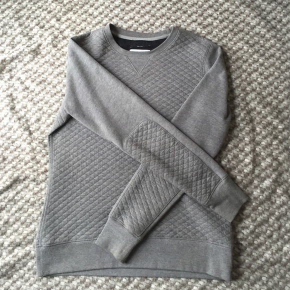 Quilted gray Burton sweatshirt