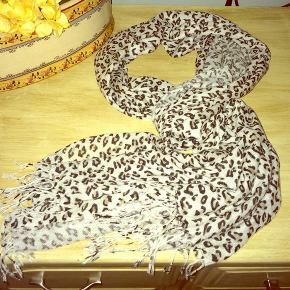 Leopard Scarf 🌨