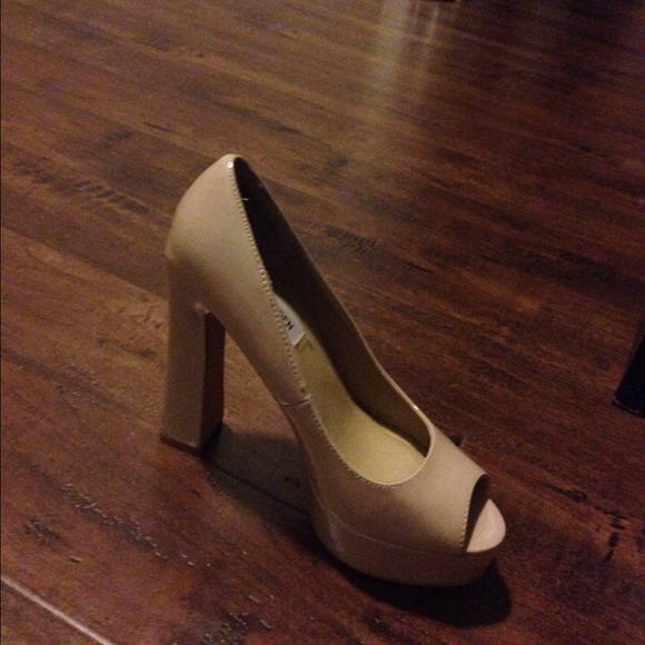 Nude Steve Madden peep toe