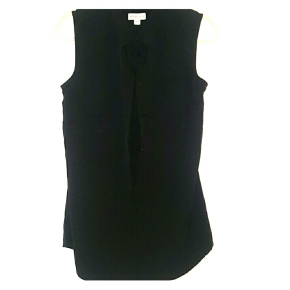 {{Black sleeveless button down collar}}