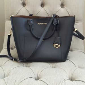 200 on ♏️ Michael Kors purse