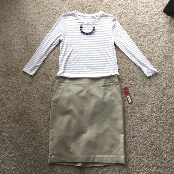 NWT khaki stretch skirt. Lined. Size 8.