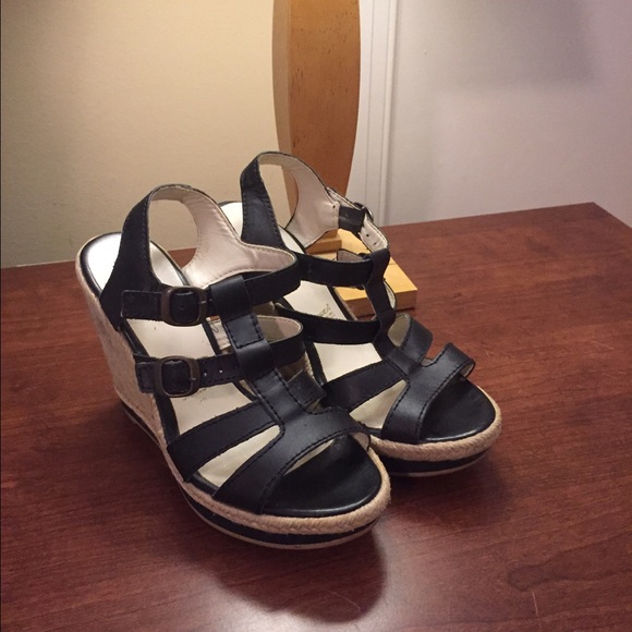 Black wedges