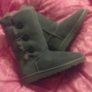 Brand New UGG Bailey Button Triplet in Grey