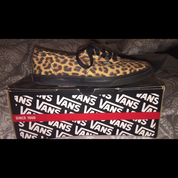 Selling Cheetah vans with box π - Picture 2 of 4