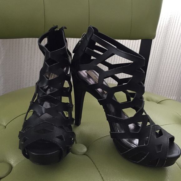 Simply Vera Black Cage Platform