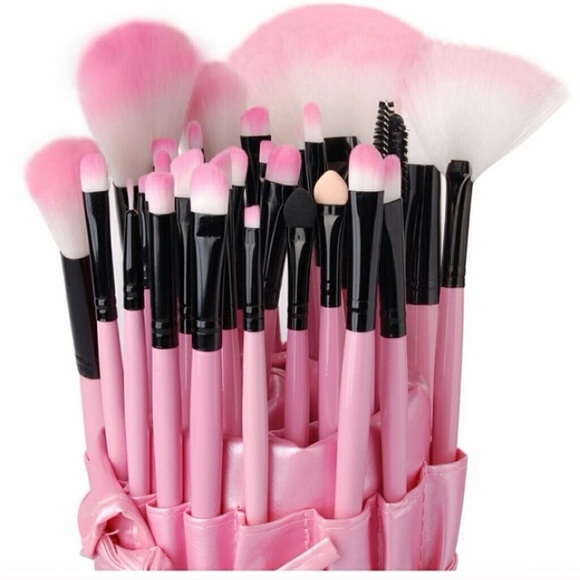 Other - 💰Shipping discount💰32 pcs pink brushes with case