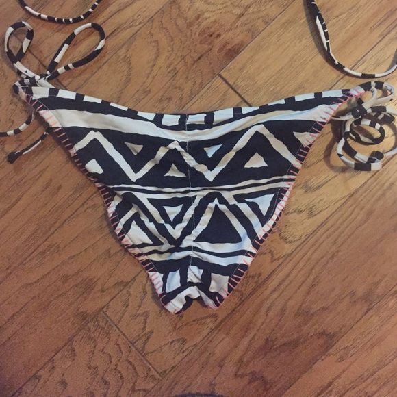 🚫SOLD🚫Aztec pattern Roxy bikini - Picture 2 of 2