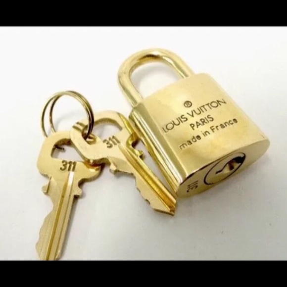 Louis Vuitton Lock w/ 2 keys # 327 w/ Box