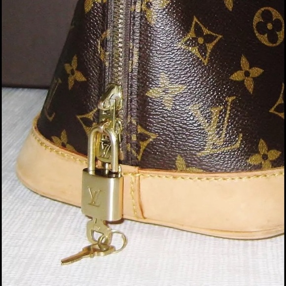 Louis Vuitton # 318 Padlock w/ one Key only