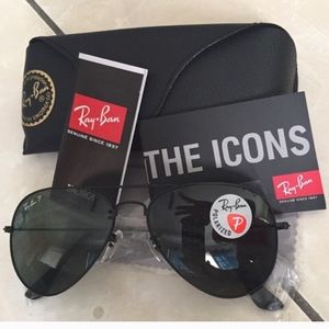 Black rayban aviators