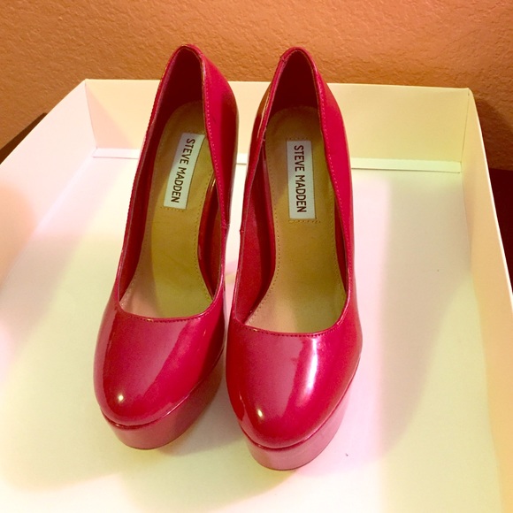 Steve Madden (brand new leather pump)