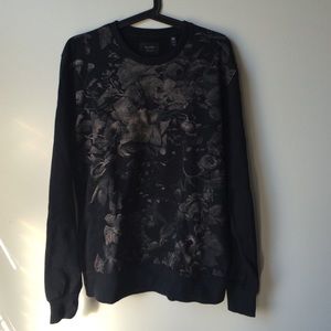 Men's crewneck sweatshirt.