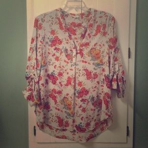 Adorable floral casual or dressy top!