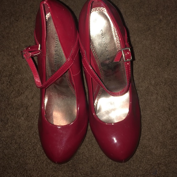 Red flat form heels