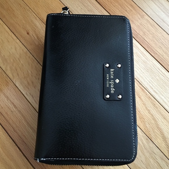 Kate Spade Zip Around Traveler Wallet